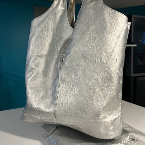 Reversible handbag with gold on one side and silver on the other - Picture 11 of 14